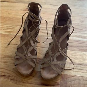 Gentle souls by Kenneth Cole wedges